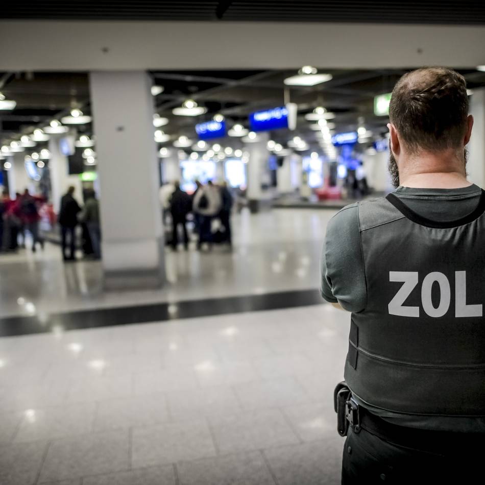 Düsseldorfer Flughafen: Zollbeamte beschlagnahmen Hund bei Einreise