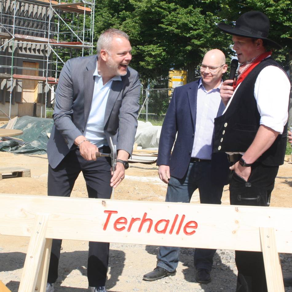 Kreis Viersen baut am Ransberg: Großes Richtfest für Förderzentrum und Verwaltungsgebäude
