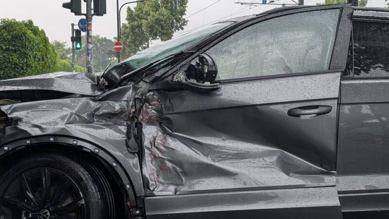 Serie von Kollisionen in Düsseldorf: Unfall beim Wenden – Autofahrerin fährt in Straßenbahn