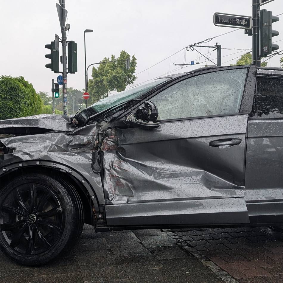 Serie von Kollisionen in Düsseldorf: Unfall beim Wenden – Autofahrerin fährt in Straßenbahn