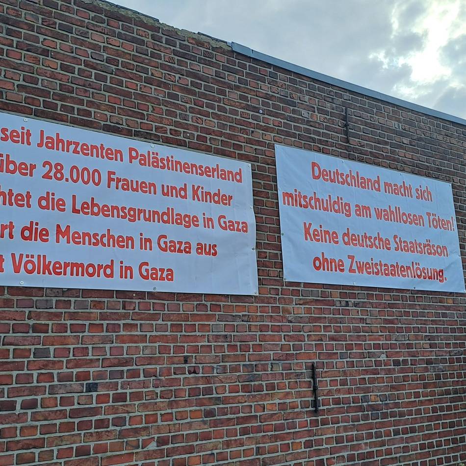 Anti-Israel-Plakate am Matthias-Hoeren-Platz in Korschenbroich: „Es ist mir ein Bedürfnis, das Problem dieses Krieges zu plakatieren“