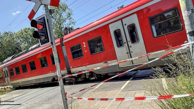 Unfall in Grevenbroich: Lkw reißt Schranke an Bahnübergang ab – Zugverkehr nur noch im Schneckentempo