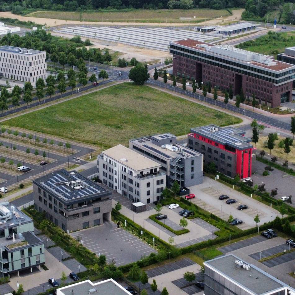 Im Nordpark in Mönchengladbach: Parkplatzmangel rund um Arztpraxen – Eltern nehmen Strafzettel in Kauf