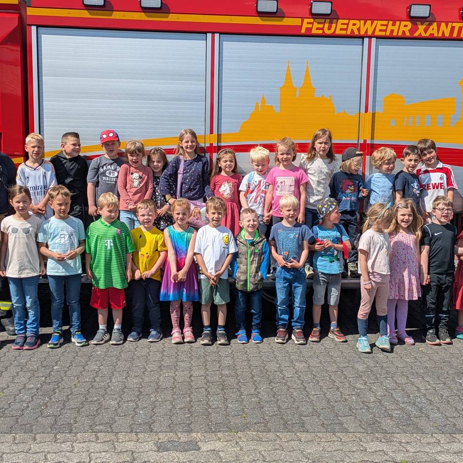 Besuch im Gerätehaus: Kinder machen Brandschutzerziehung bei Xantener Feuerwehr