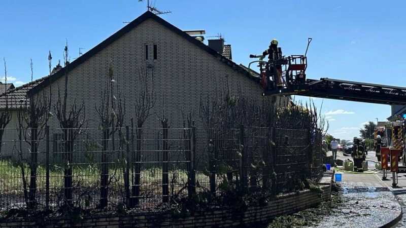 Einsatz in Kückhoven: Brennende Hecke in Kückhoven gerade noch rechtzeitig gelöscht