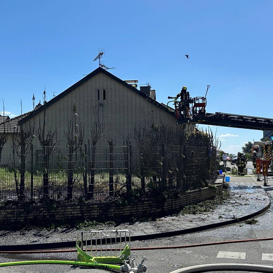 Einsatz in Kückhoven: Brennende Hecke in Kückhoven gerade noch rechtzeitig gelöscht