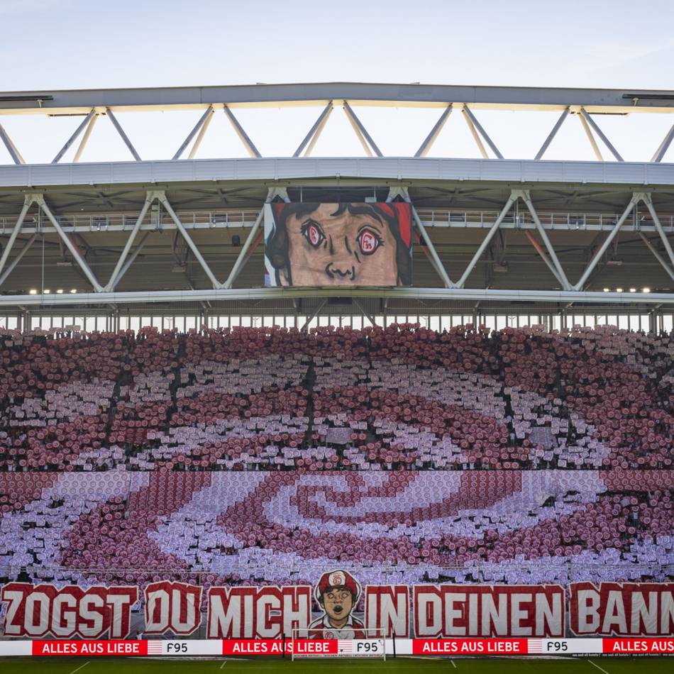 Zum 130. Geburtstag: So überragend war die Choreo der Fortuna-Fans beim Schalke-Spiel