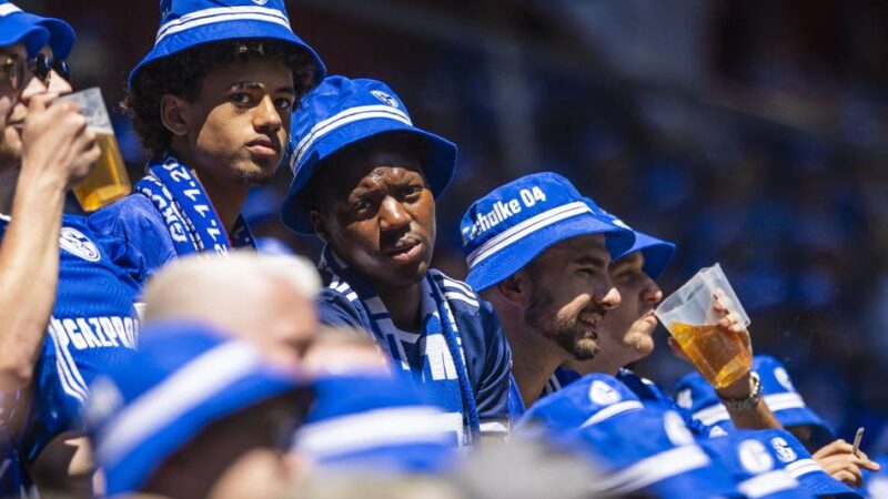 Ein Profi mittendrin: Schalke-Fans schon vor Anpfiff gegen Fortuna verärgert – das war der Grund
