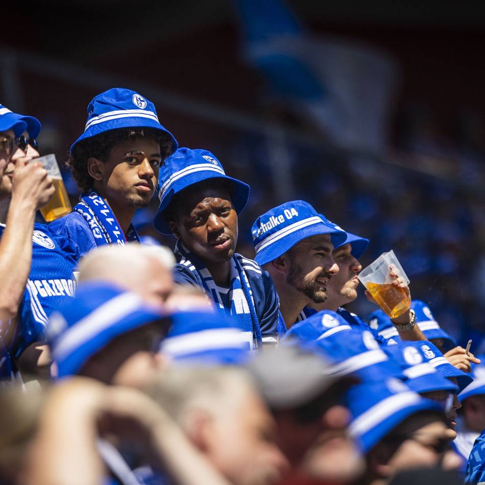 Ein Profi mittendrin: Schalke-Fans schon vor Anpfiff gegen Fortuna verärgert – das war der Grund