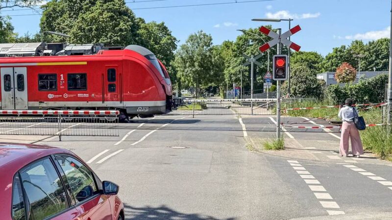 Bergheimer Straße in Grevenbroich: Streckenposten sichern Bahnübergang jetzt von Hand