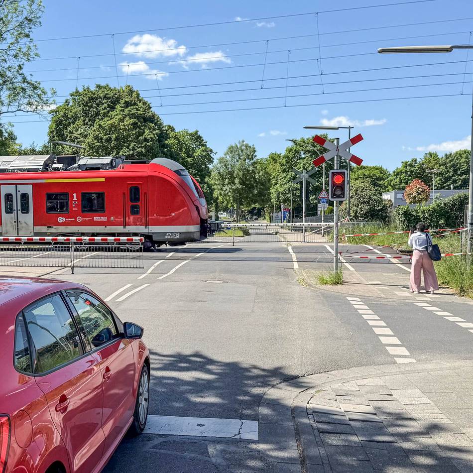 Bergheimer Straße in Grevenbroich: Streckenposten sichern Bahnübergang jetzt von Hand