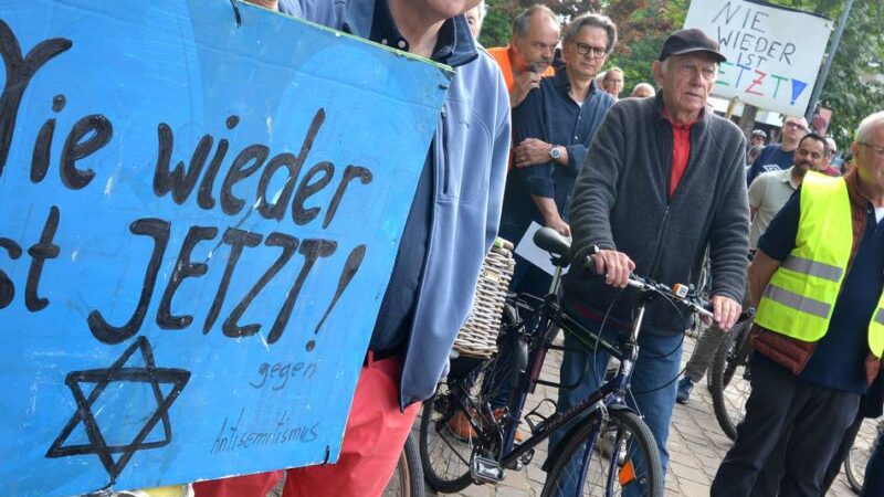 Fahrraddemo entlang des „Jüddepatts“ in Kaarst: „Wer die Schilder zerstört hat, wollte die Erinnerung an jüdisches Leben zerstören“