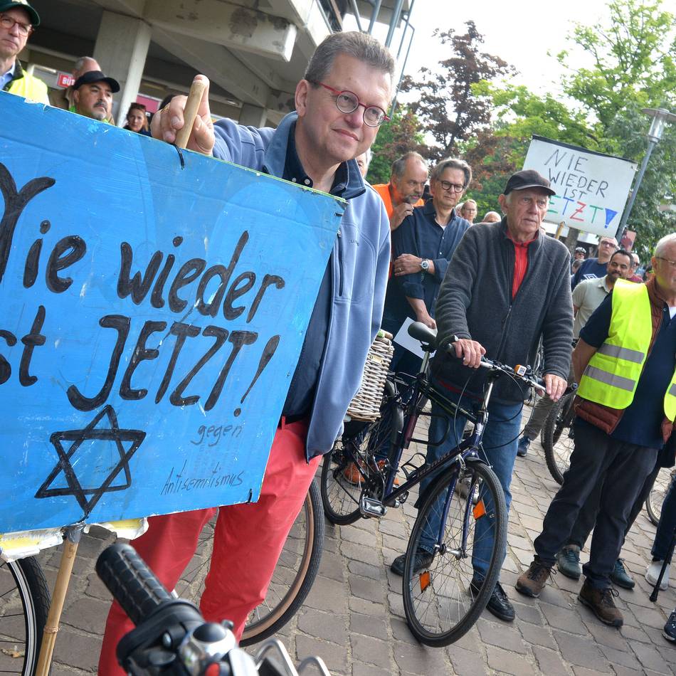 Fahrraddemo entlang des „Jüddepatts“ in Kaarst: „Wer die Schilder zerstört hat, wollte die Erinnerung an jüdisches Leben zerstören“