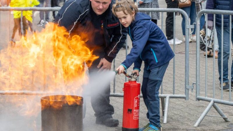 Tag der offenen Tür beim Löschzug Willich: Kinder und Erwachsene begeistern sich für die Feuerwehr