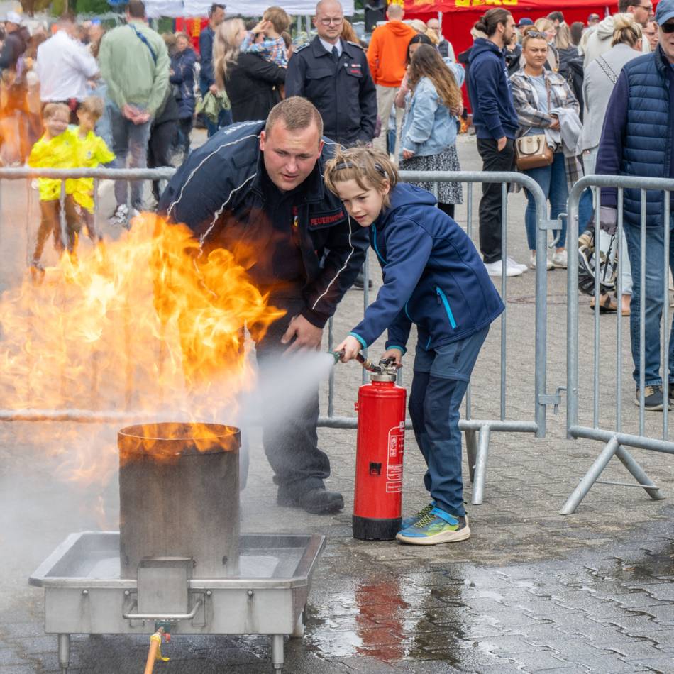 Tag der offenen Tür beim Löschzug Willich: Kinder und Erwachsene begeistern sich für die Feuerwehr