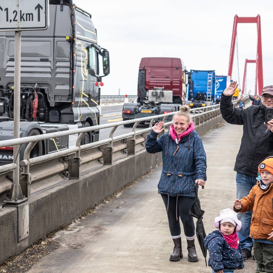 Ein Tag weit weg vom dunklen Alltag: Einmal ganz oben sitzen – Kalkar on Wheels schenkt Kindern unvergessliche Momente