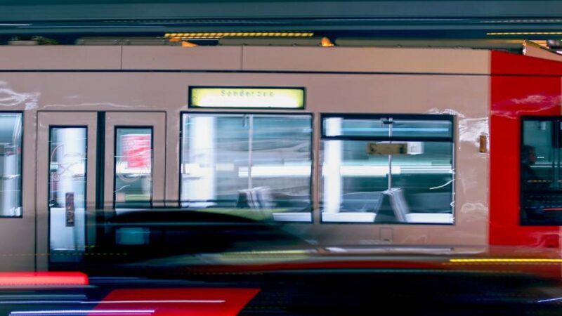 Unfall in Düsseldorf: 33-Jähriger von Straßenbahn erfasst und lebensgefährlich verletzt