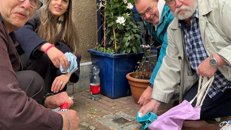 Einladung aus niederländischer Partnerstadt: Solinger Ratsherren putzen Stolpersteine in Gouda