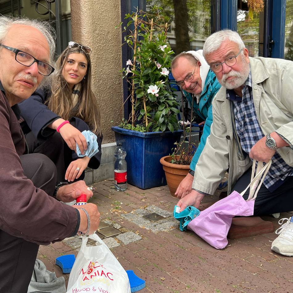 Einladung aus niederländischer Partnerstadt: Solinger Ratsherren putzen Stolpersteine in Gouda