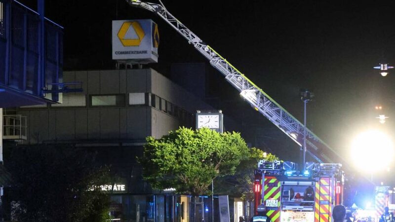 Dachterrasse in Flammen: Großfeuer in der Leverkusener City