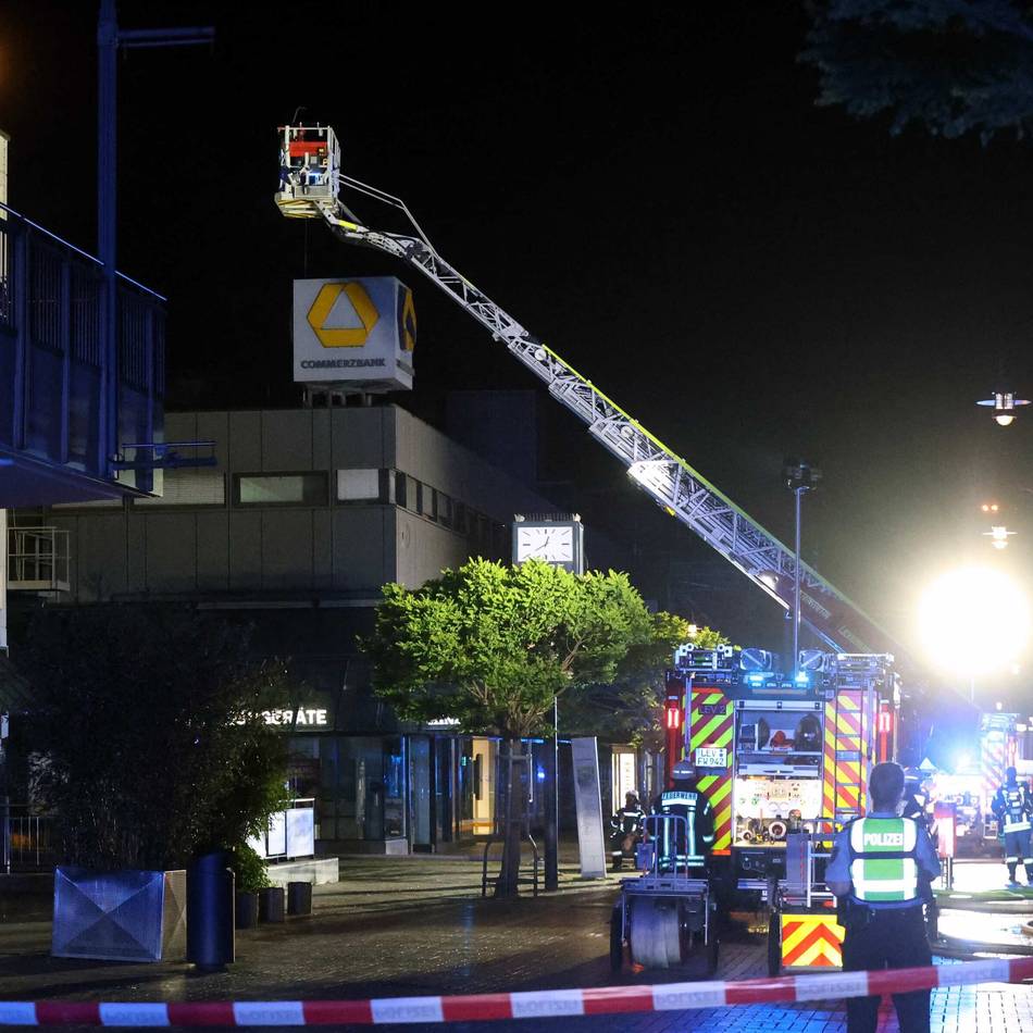 Dachterrasse in Flammen: Großfeuer in der Leverkusener City