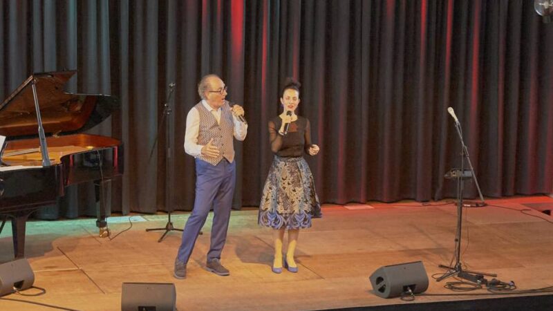 Séférian-Trio in der Gelderner Tonhalle: Chanson-Abend endet mit Rosen fürs Publikum