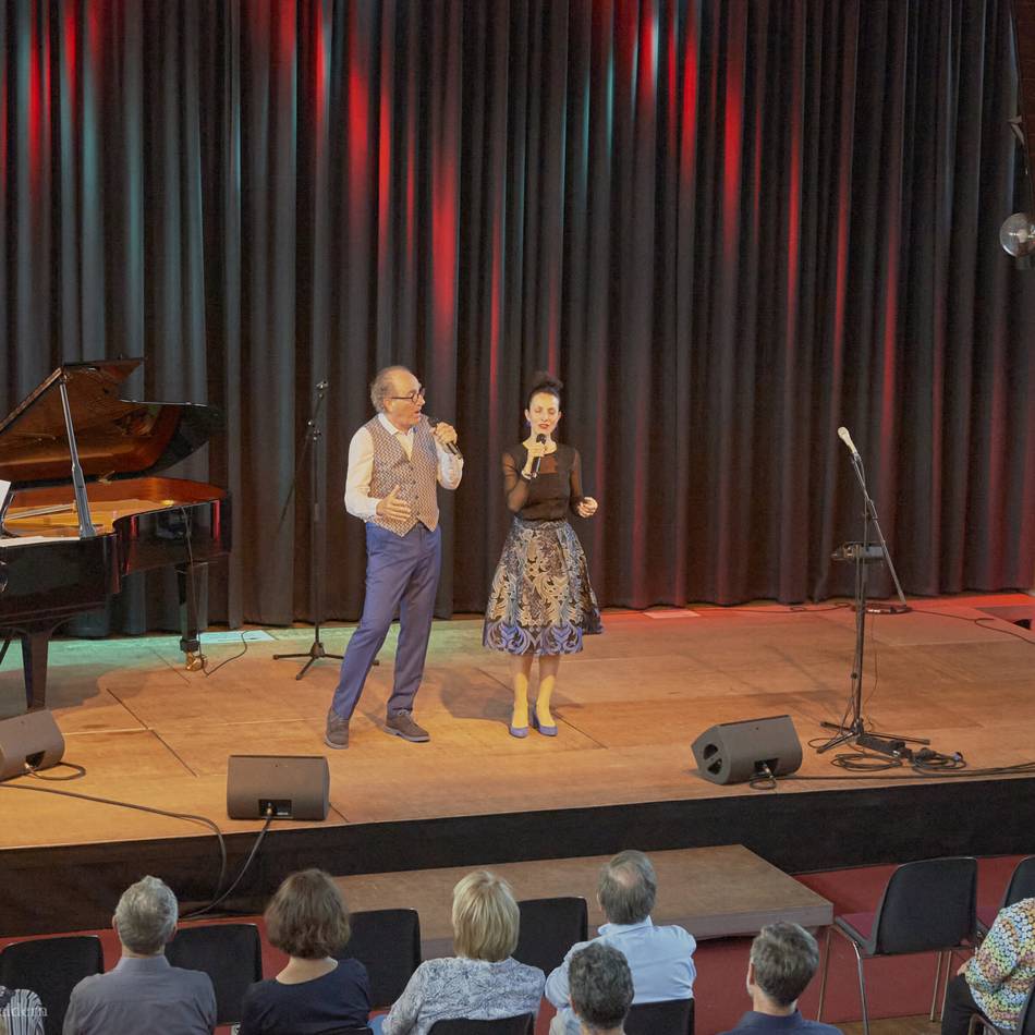 Séférian-Trio in der Gelderner Tonhalle: Chanson-Abend endet mit Rosen fürs Publikum