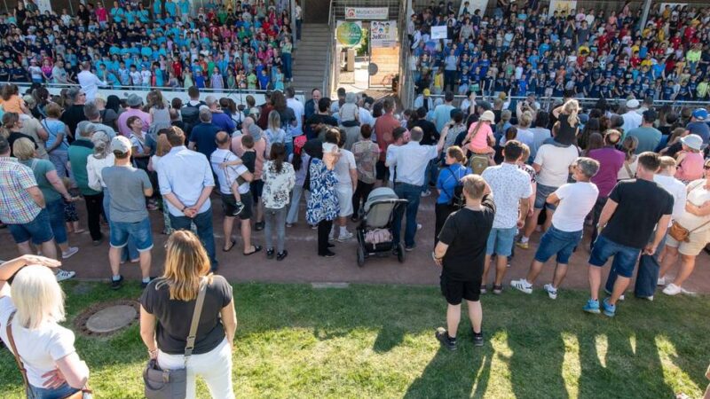 Mit der Musikschule Rhein-Kreis-Neuss: 800 Grundschulkinder sangen bei Konzert im Grevenbroicher Schlossstadion