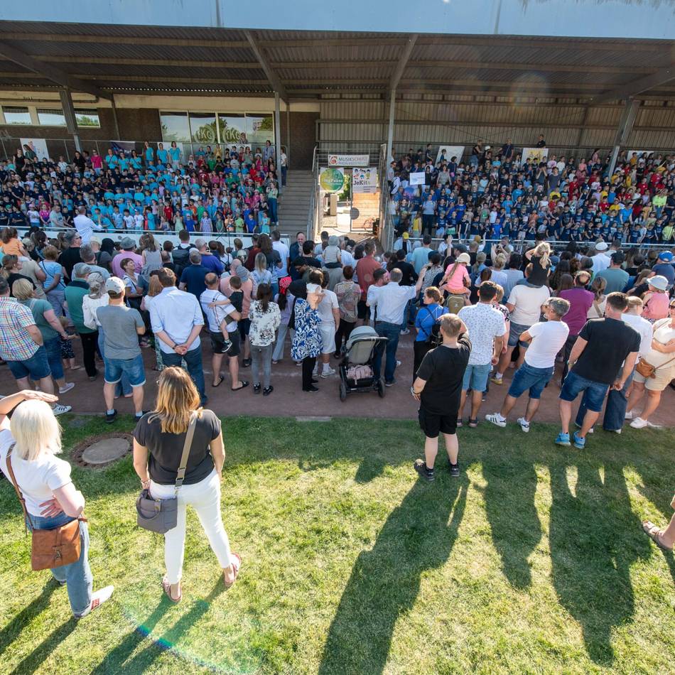Mit der Musikschule Rhein-Kreis-Neuss: 800 Grundschulkinder sangen bei Konzert im Grevenbroicher Schlossstadion