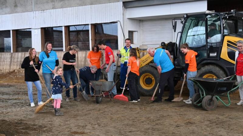 Spende von Westnetz: Neuer Boden für die Reitsporthalle in Weeze