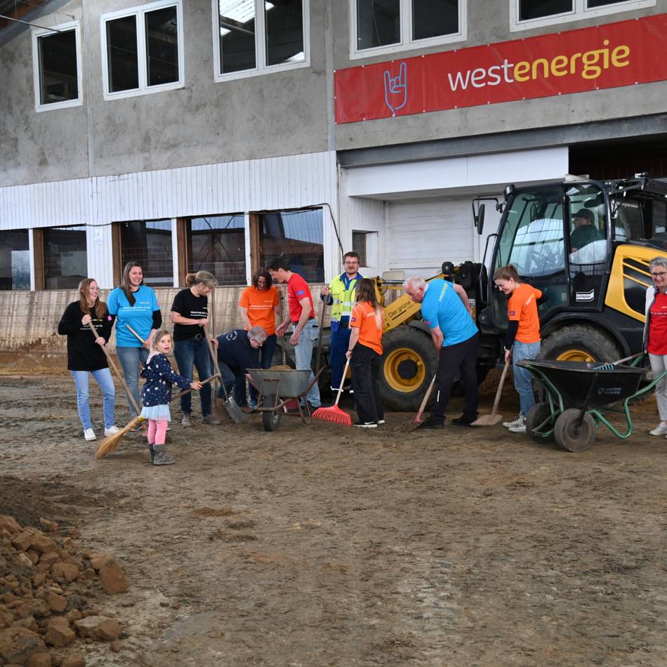 Spende von Westnetz: Neuer Boden für die Reitsporthalle in Weeze