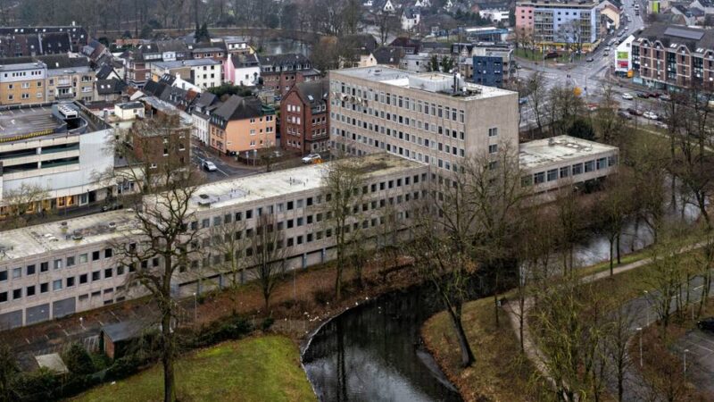 Brachliegendes Gelände in in Moers: Geheimniskrämerei um altes Finanzamt