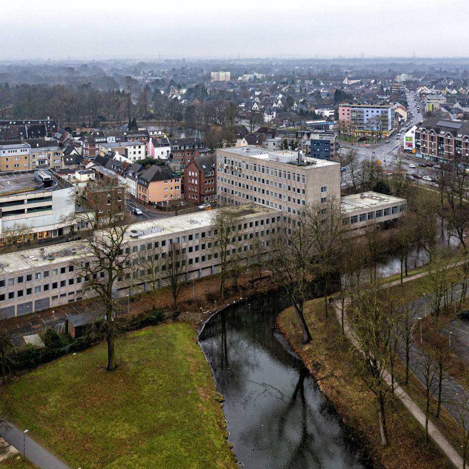 Brachliegendes Gelände in in Moers: Geheimniskrämerei um altes Finanzamt