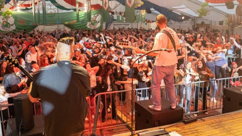 Party in Grefrath: Karneval mitten im Mai