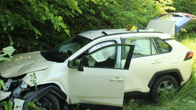 Verkehrsunfall in Wermelskirchen: Taxi prallt gegen Baumstumpf