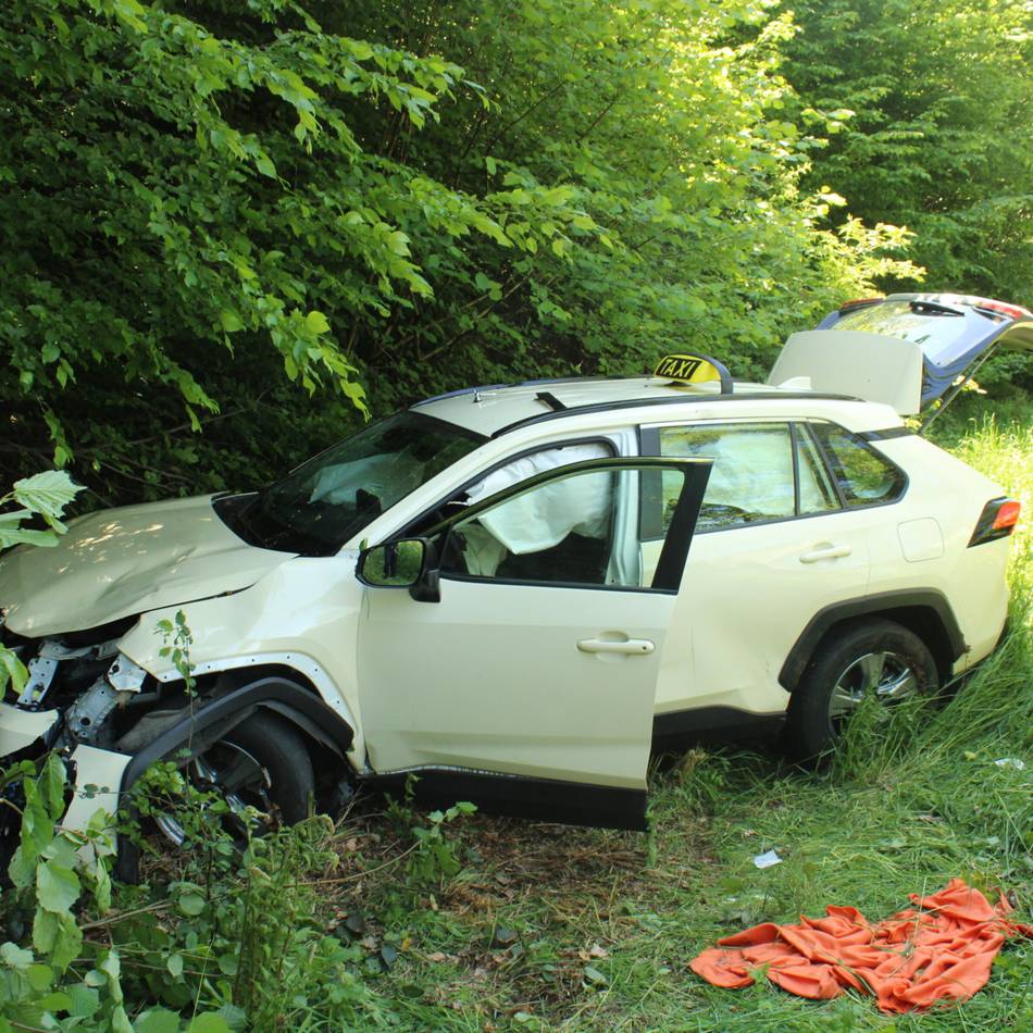 Verkehrsunfall in Wermelskirchen: Taxi prallt gegen Baumstumpf