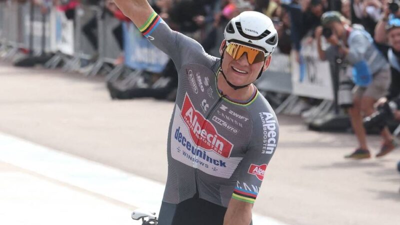 Paris-Roubaix: Triple für van der Poel, Sturz von Pogacar