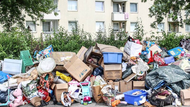 Umweltsünde in Grevenbroich: Familie zieht aus und hinterlässt riesigen Müllberg in der Südstadt