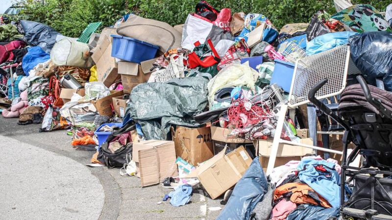 Illegaler Müllberg in Grevenbroich: Hausverwaltung bestellt Müllabfuhr zum Aufräumen in die Südstadt