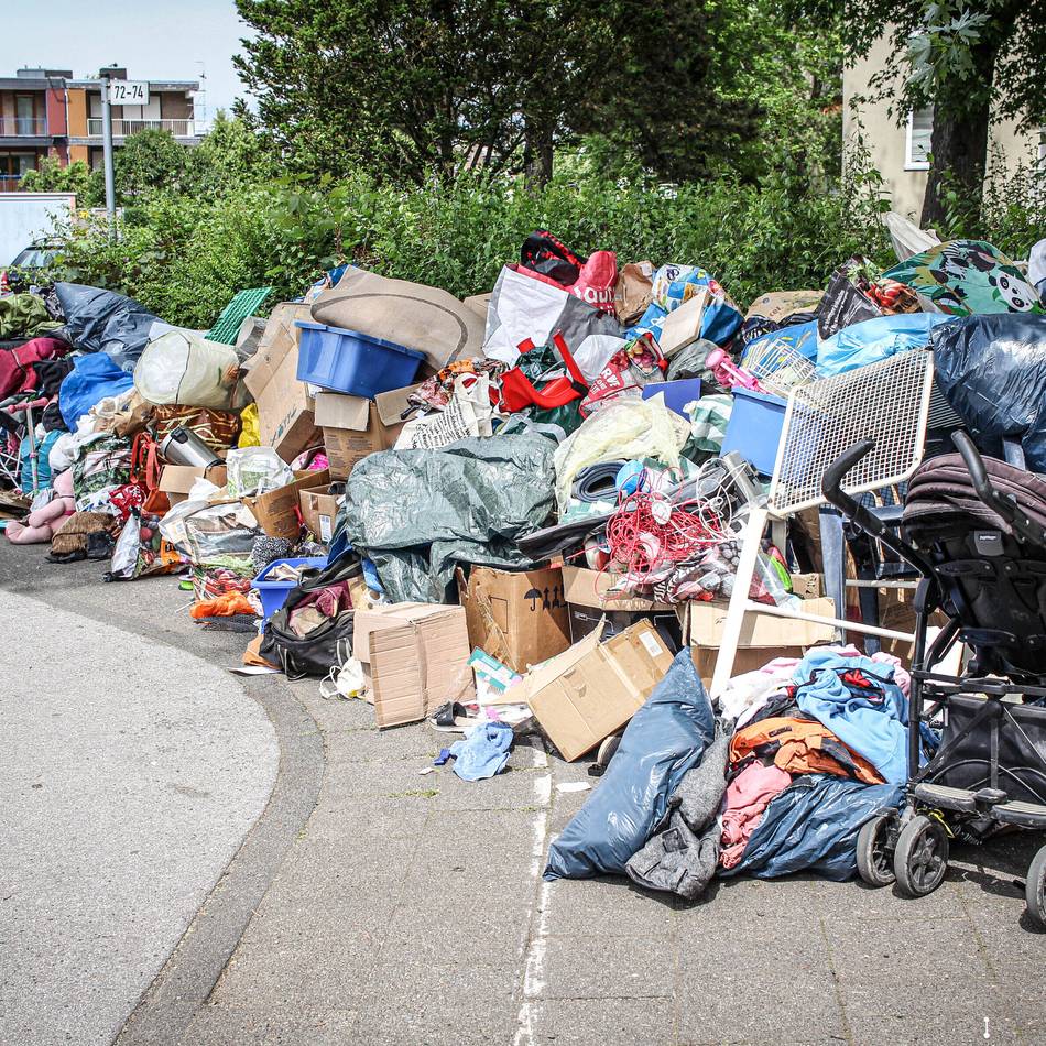 Illegaler Müllberg in Grevenbroich: Hausverwaltung bestellt Müllabfuhr zum Aufräumen in die Südstadt