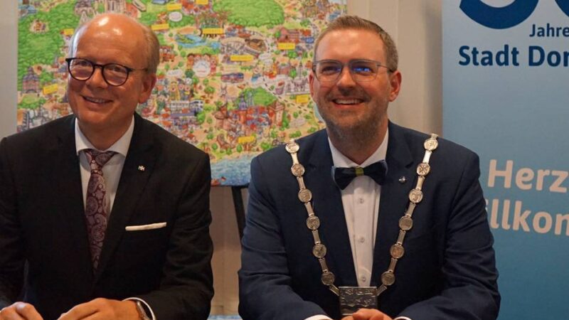Stadt Dormagen: Landtagspräsident trägt sich ins Goldene Buch der Stadt ein