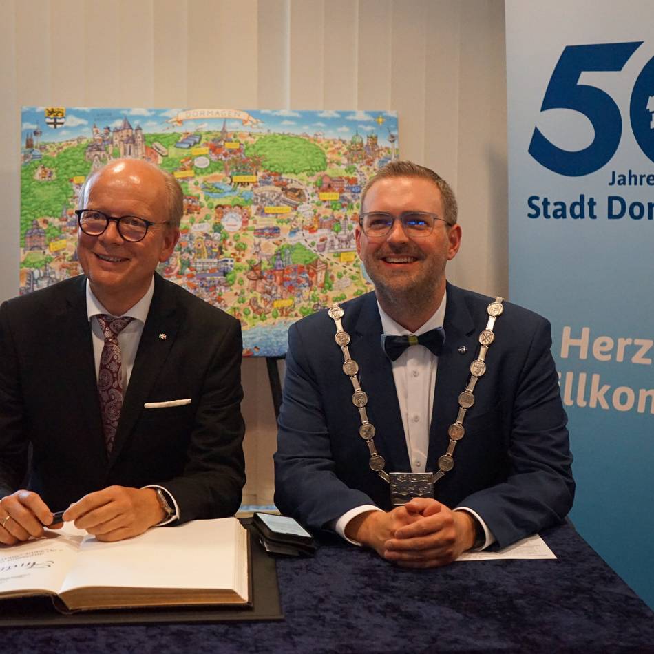 Stadt Dormagen: Landtagspräsident trägt sich ins Goldene Buch der Stadt ein