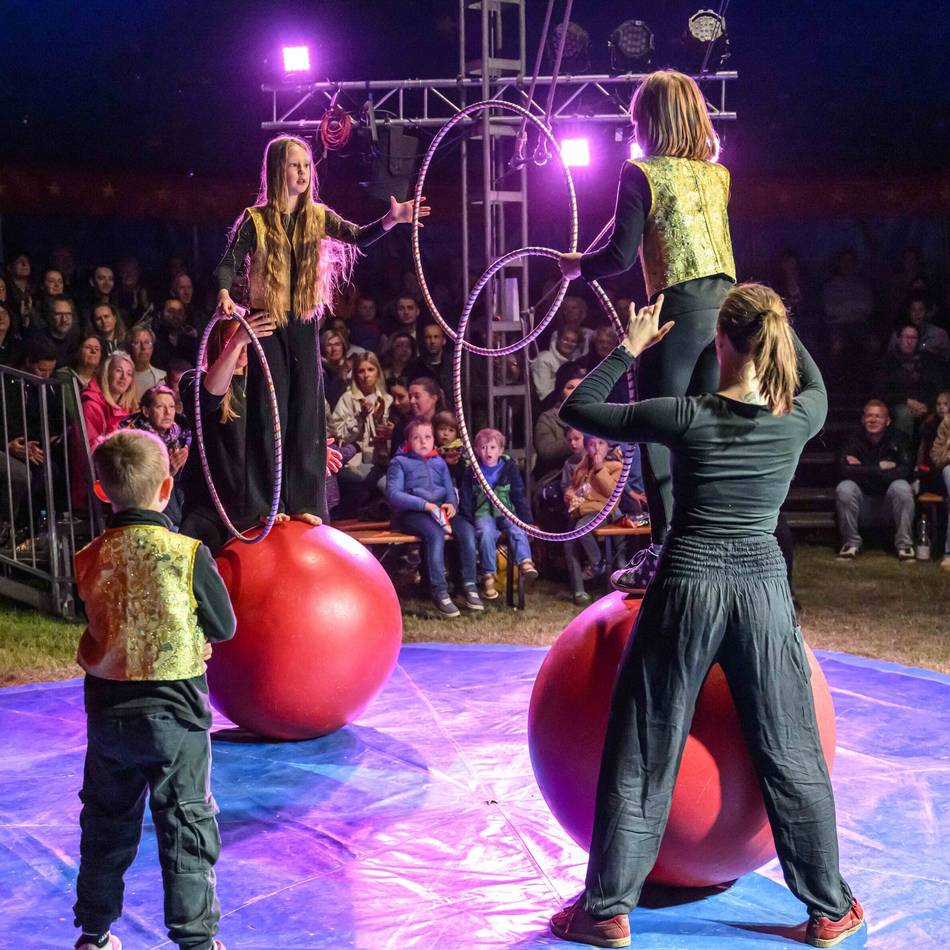 Zirkusvorstellung der Grundschule Budica in Büttgen: Manege frei für die Premiere der Grundschulkinder