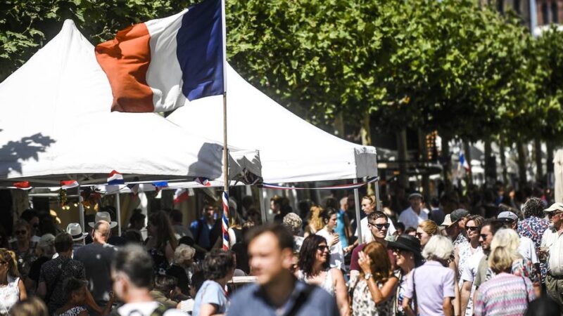 Bühne im Innenhof des Rathauses: Vorverkauf für die Livemusik am Frankreichfest in Düsseldorf ist gestartet
