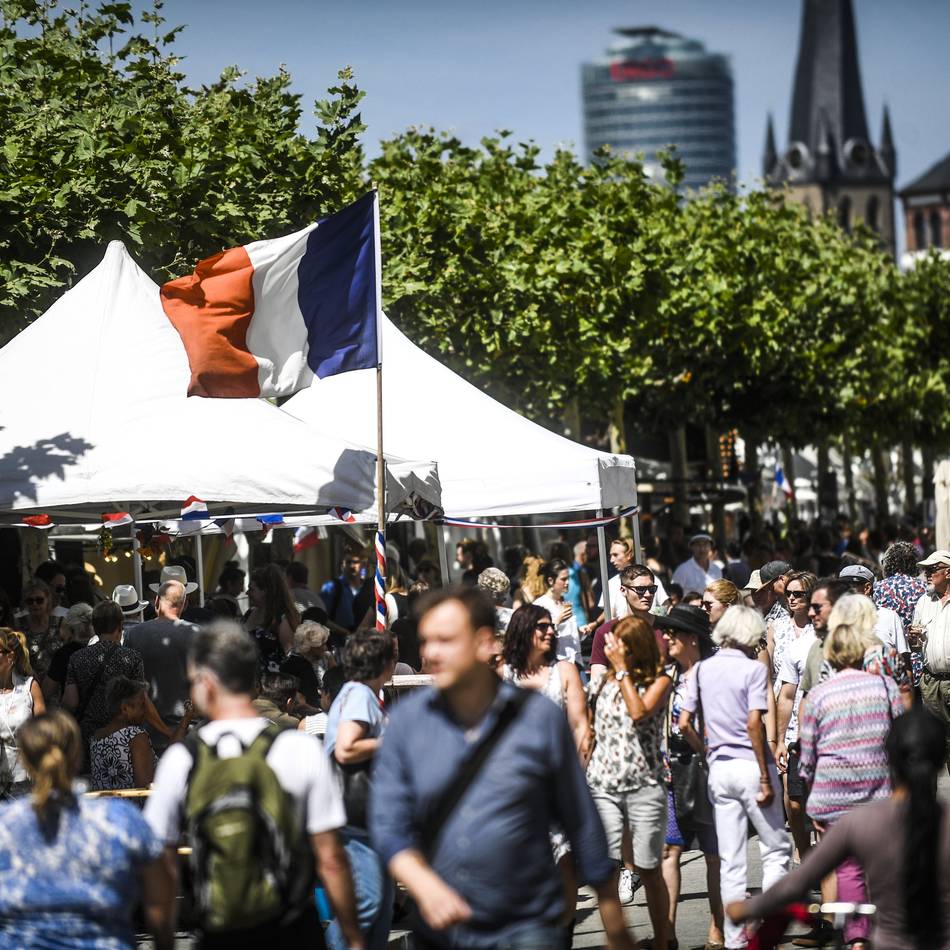 Bühne im Innenhof des Rathauses: Vorverkauf für die Livemusik am Frankreichfest in Düsseldorf ist gestartet