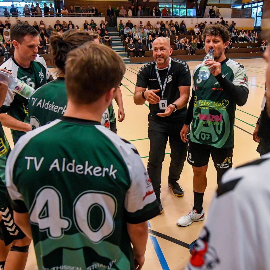 Vor Relegation in 3. Handball-Liga: Dieser Erfolgsautor hat den TV Aldekerk mental auf Kurs gebracht