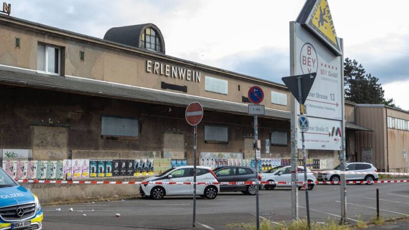 Erneuter Angriff mit Messer: Zwei Verletzte nach Streit vor Diskothek in Krefeld