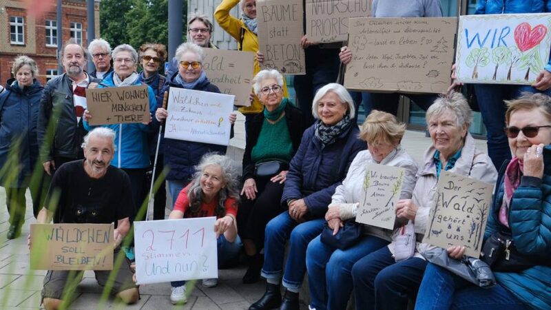 Wegen neuer Feuerwache: Bürger protestieren vor der Ratssitzung