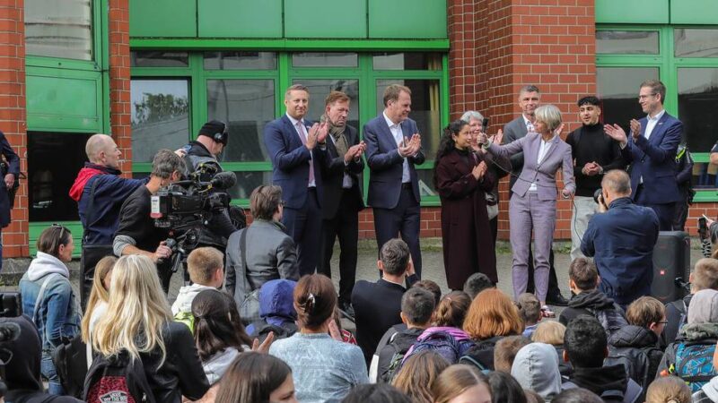 Willkommen-Schilder und Schokolade: Klassenräume statt Distanzunterricht – 1200 Erkrather gehen jetzt in Düsseldorf zur Schule