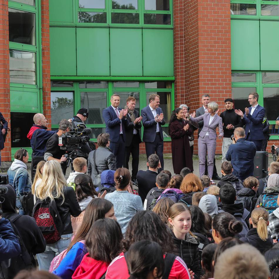 Willkommen-Schilder und Schokolade: Klassenräume statt Distanzunterricht – 1200 Erkrather gehen jetzt in Düsseldorf zur Schule
